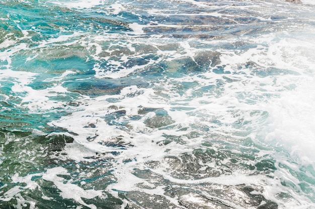 Cerca de la costa rocosa con agua cristalina.