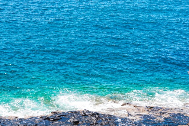 Cerca de la costa rocosa con agua cristalina.