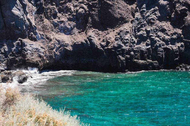 Cerca de la costa rocosa con agua cristalina.