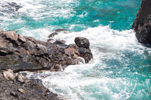 Cerca de la costa rocosa con agua cristalina.