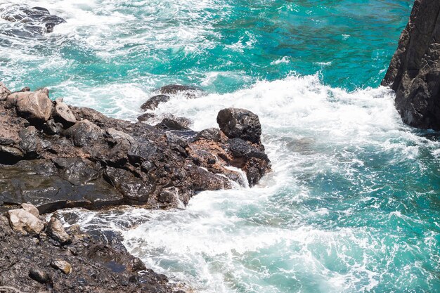 Cerca de la costa rocosa con agua cristalina.