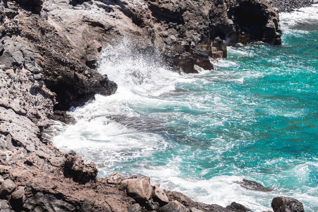 Cerca de la costa rocosa con agua cristalina.