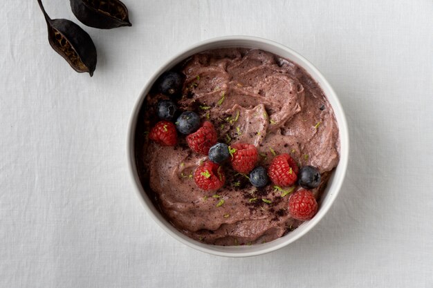 De cerca en un delicioso tazón de cereal acai