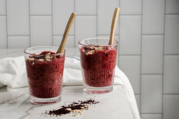 De cerca en un delicioso tazón de cereal acai