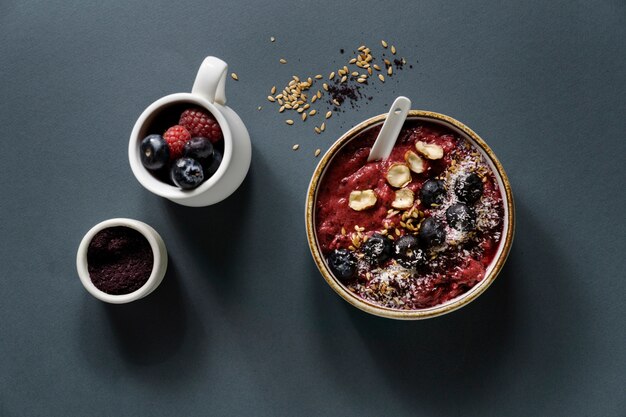 De cerca en un delicioso tazón de cereal acai