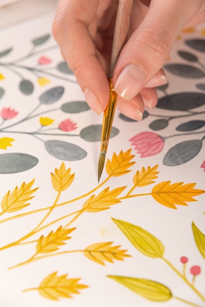 Cerca de diferentes flores coloridas diseño de la naturaleza pintadas con pincel y acuarelas sobre papel