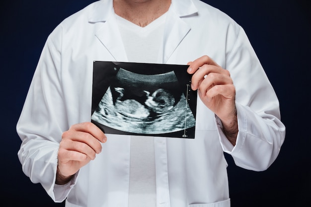 Cerca de un doctor hombre vestido con uniforme