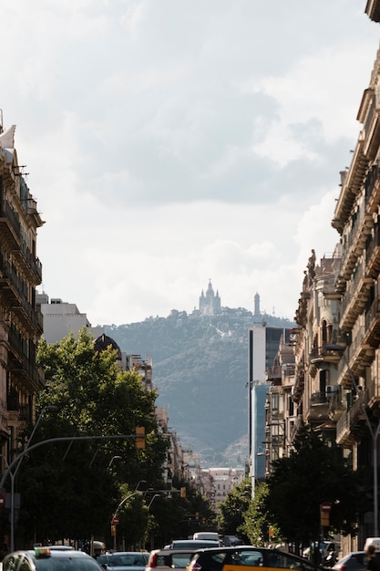 Foto gratuita cerca de edificios altos contra el cielo