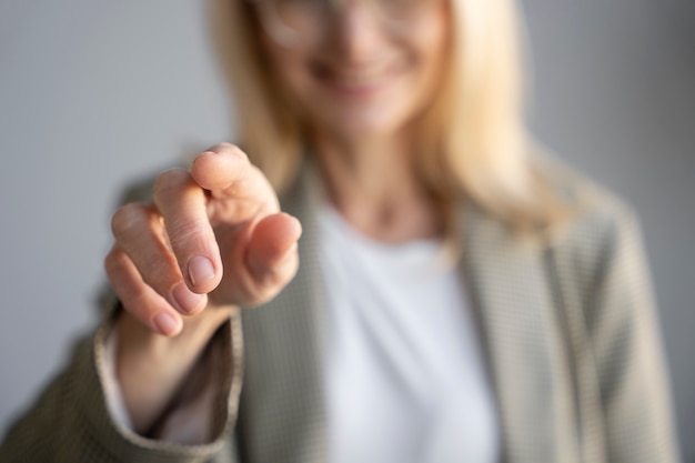 Cerca de empleado de la empresa sonriendo