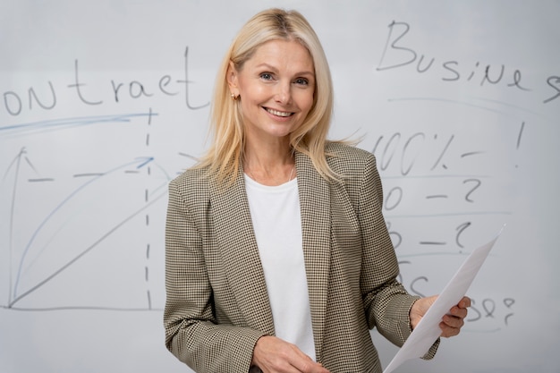 Foto gratuita cerca de empleado de la empresa sonriendo