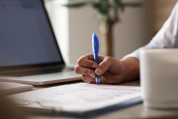 Cerca de empresaria firmando un contrato en la oficina