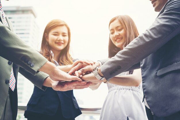 Cerca de los empresarios manos juntas. Concepto de trabajo en equipo.