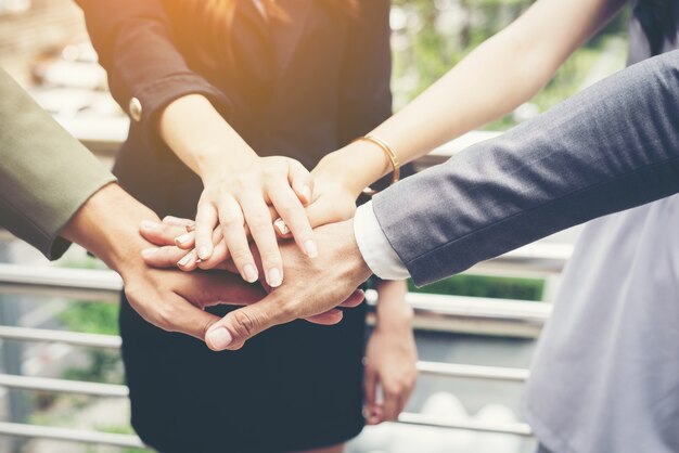 Cerca de los empresarios manos juntas. Concepto de trabajo en equipo.