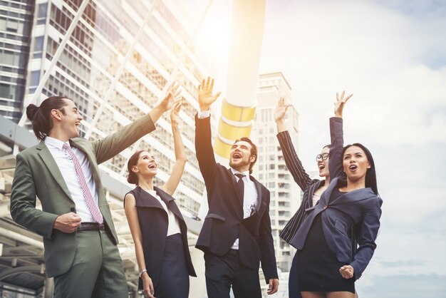 Cerca de los empresarios manos juntas. Concepto de trabajo en equipo.