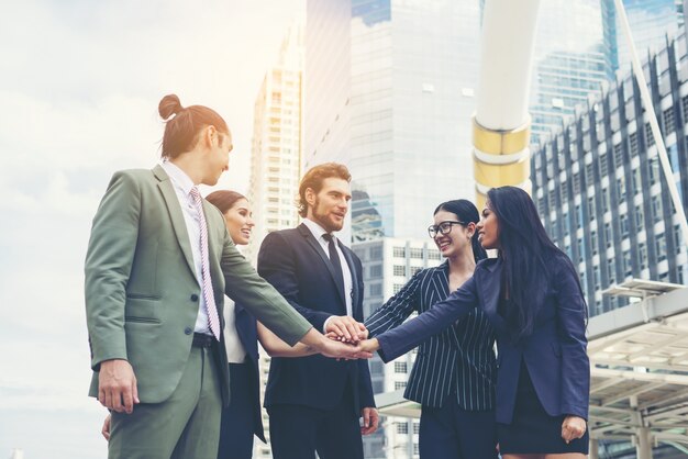 Cerca de los empresarios manos juntas. Concepto de trabajo en equipo.