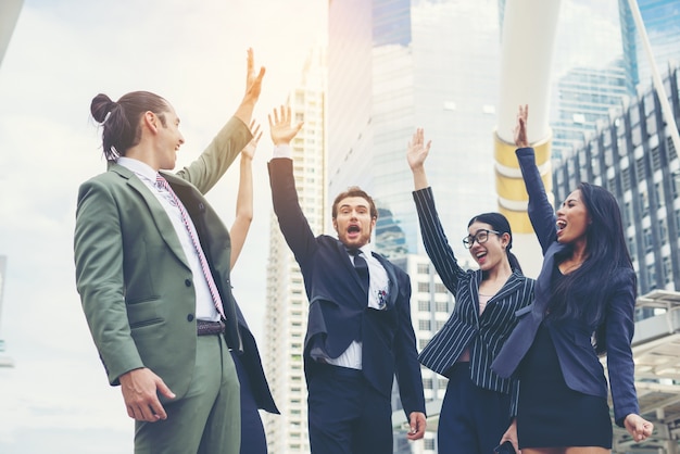 Foto gratuita cerca de los empresarios manos juntas. concepto de trabajo en equipo.