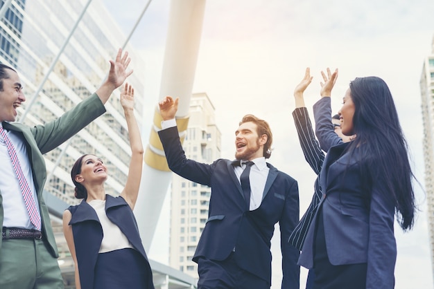 Cerca de los empresarios manos juntas. Concepto de trabajo en equipo.