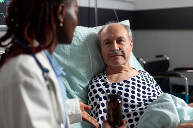 Cerca de enfermo enfermo anciano paciente tendido en la cama de un hospital