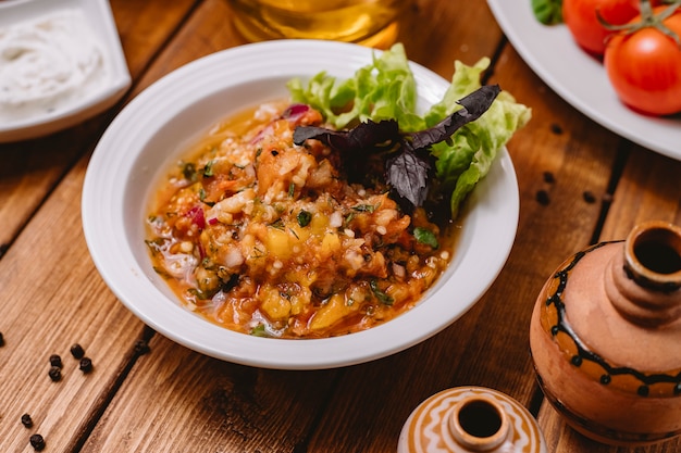 Cerca de ensalada de berenjenas a la plancha con tomate pimiento cebolla y hierbas