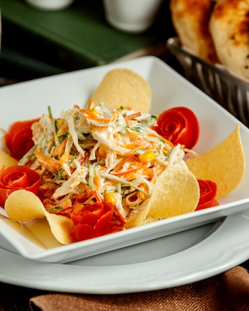 Cerca de ensalada de repollo con papas fritas