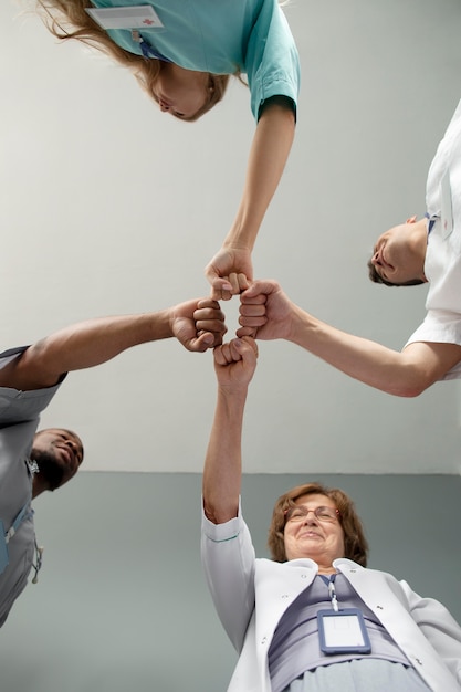 Foto gratuita cerca del equipo de trabajadores de la salud