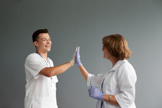 Cerca del equipo de trabajadores de la salud