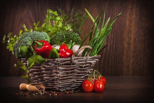 Cerca de especias y verduras en madera