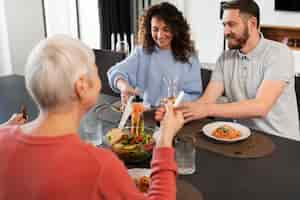 Foto gratuita cerca de la familia disfrutando de la comida juntos