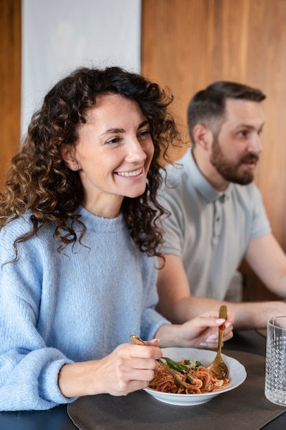 Foto gratuita cerca de la familia disfrutando de la comida juntos