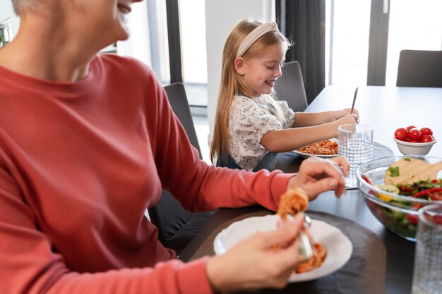 Cerca de la familia disfrutando de la comida juntos