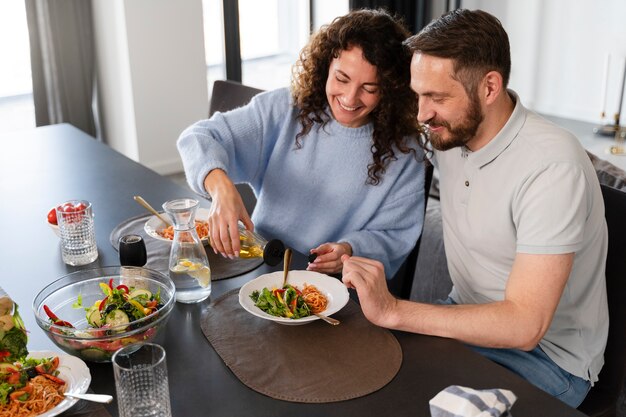 Cerca de la familia disfrutando de la comida juntos