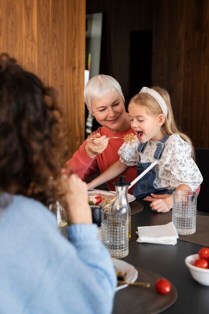 Cerca de la familia disfrutando de la comida juntos