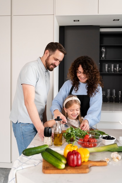 Cerca de la familia disfrutando de la comida juntos