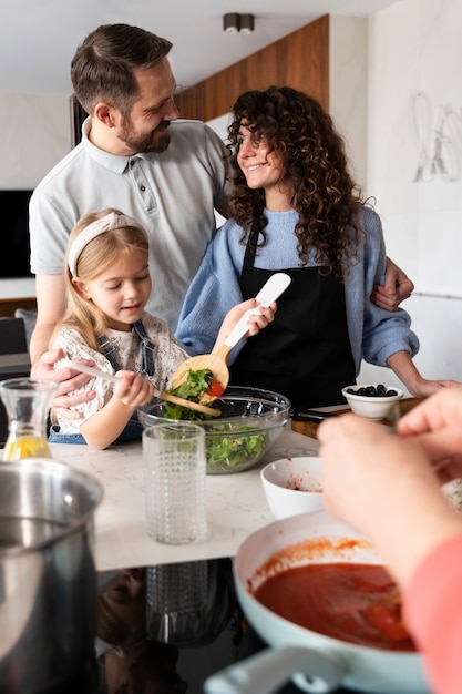 Cerca de la familia disfrutando de la comida juntos