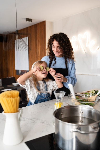 Foto gratuita cerca de la familia disfrutando de la comida juntos