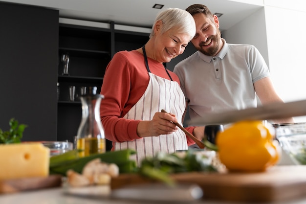 Cerca de la familia disfrutando de la comida juntos