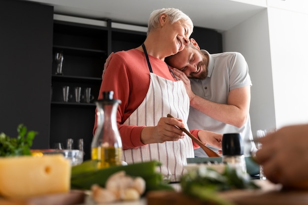 Foto gratuita cerca de la familia disfrutando de la comida juntos