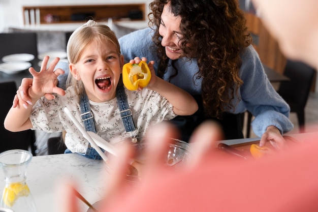 Foto gratuita cerca de la familia disfrutando de la comida juntos