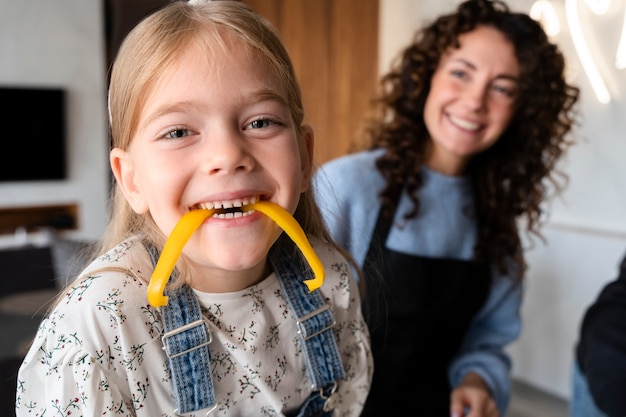 Foto gratuita cerca de la familia disfrutando de la comida juntos