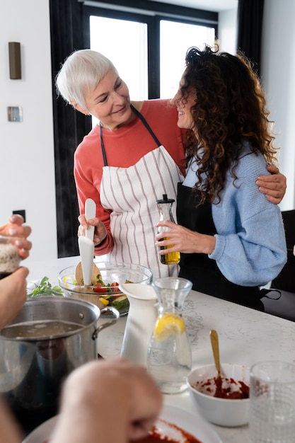 Foto gratuita cerca de la familia disfrutando de la comida juntos