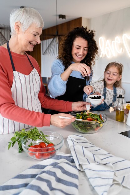 Cerca de la familia disfrutando de la comida juntos