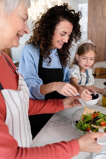 Cerca de la familia disfrutando de la comida juntos