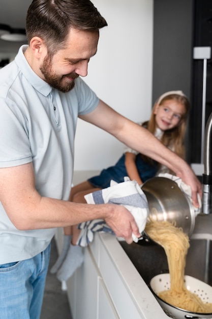 Cerca de la familia disfrutando de la comida juntos