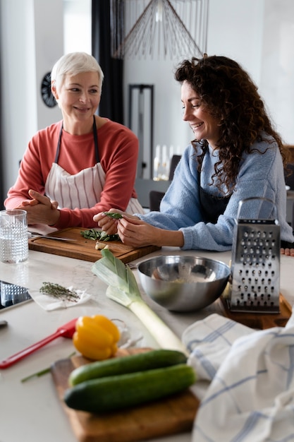 Foto gratuita cerca de la familia disfrutando de la comida juntos