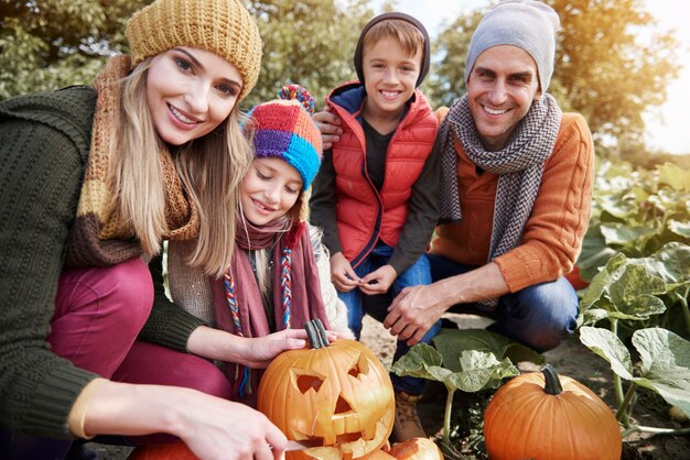 Cerca de la familia joven y feliz pasar tiempo juntos