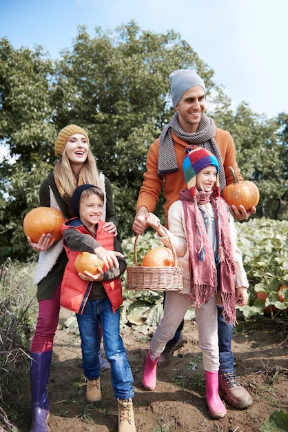 Cerca de la familia joven y feliz pasar tiempo juntos