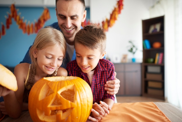 Cerca de la familia joven y feliz pasar tiempo juntos