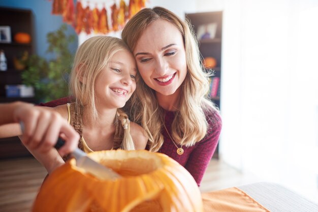 Cerca de la familia joven y feliz pasar tiempo juntos