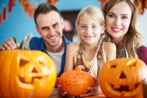 Cerca de la familia joven y feliz pasar tiempo juntos