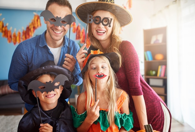 Cerca de la familia joven y feliz pasar tiempo juntos